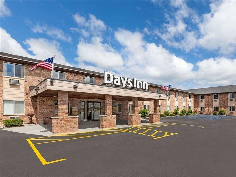 Baymont By Wyndham Manistee Hotel Exterior foto