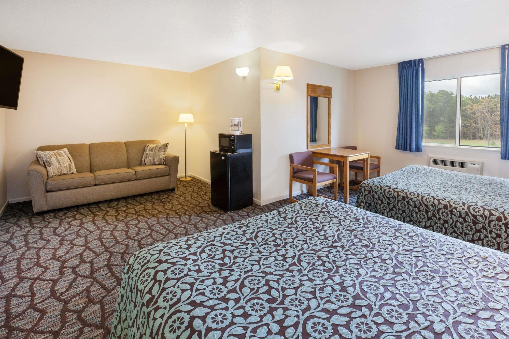 Baymont By Wyndham Manistee Hotel Exterior foto
