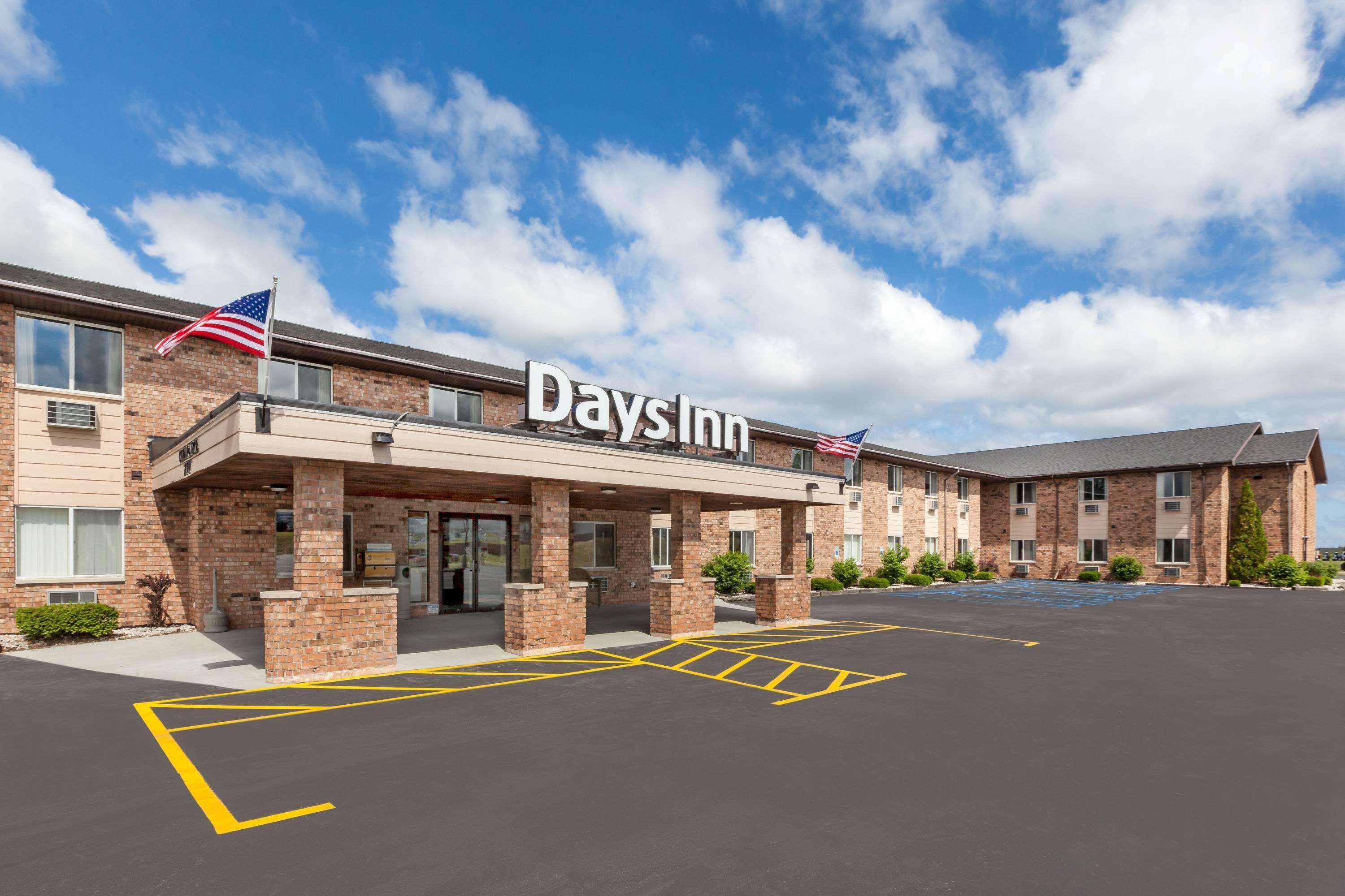 Baymont By Wyndham Manistee Hotel Exterior foto