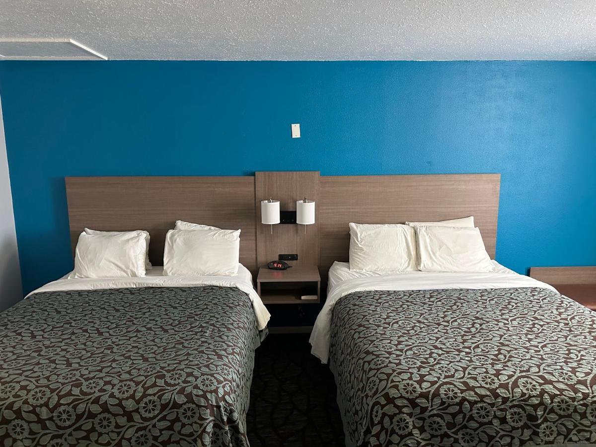 Baymont By Wyndham Manistee Hotel Exterior foto