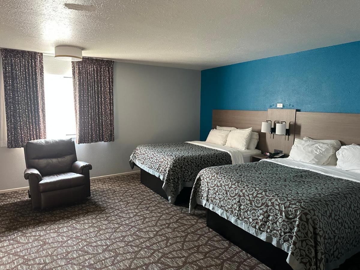 Baymont By Wyndham Manistee Hotel Exterior foto